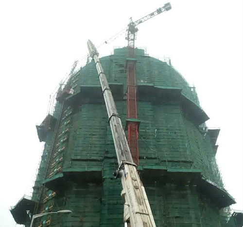 嵊泗吊车在工地上作业